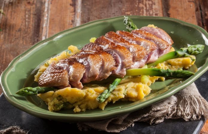 Peito de pato com batata-doce e espargos