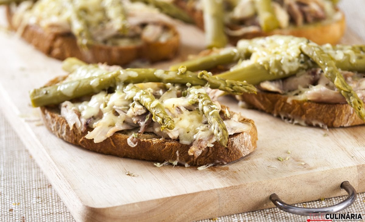 Tosta de frango e espargos