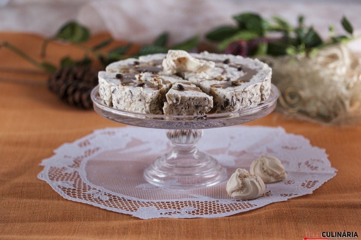 Bavaroise de suspiros com calda de café quente