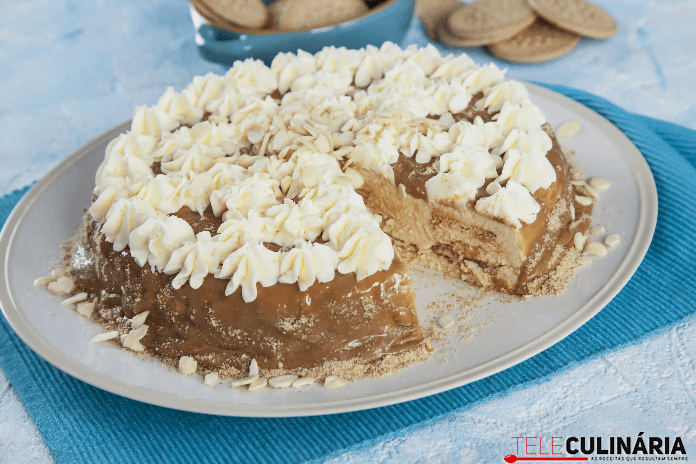 Bolo cremoso de bolacha e leite condensado cozido