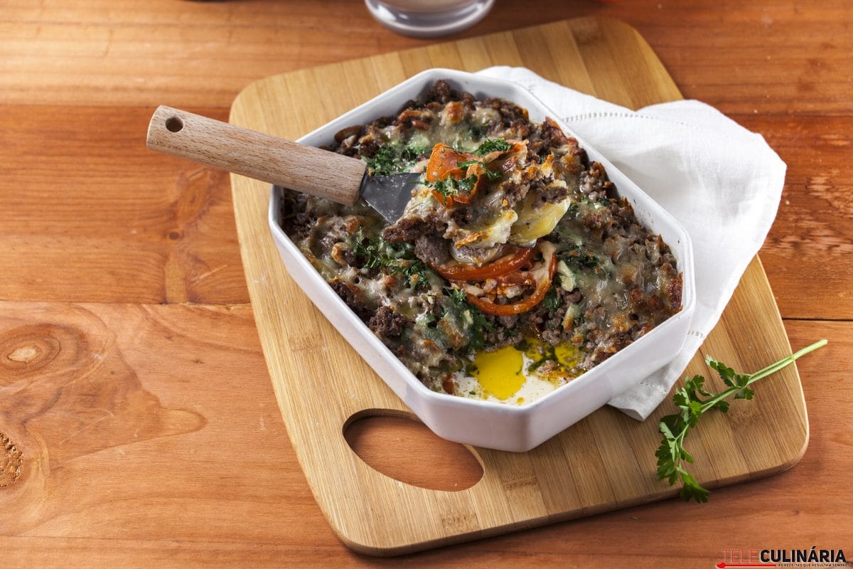 Gratinado de carne picada e tomate
