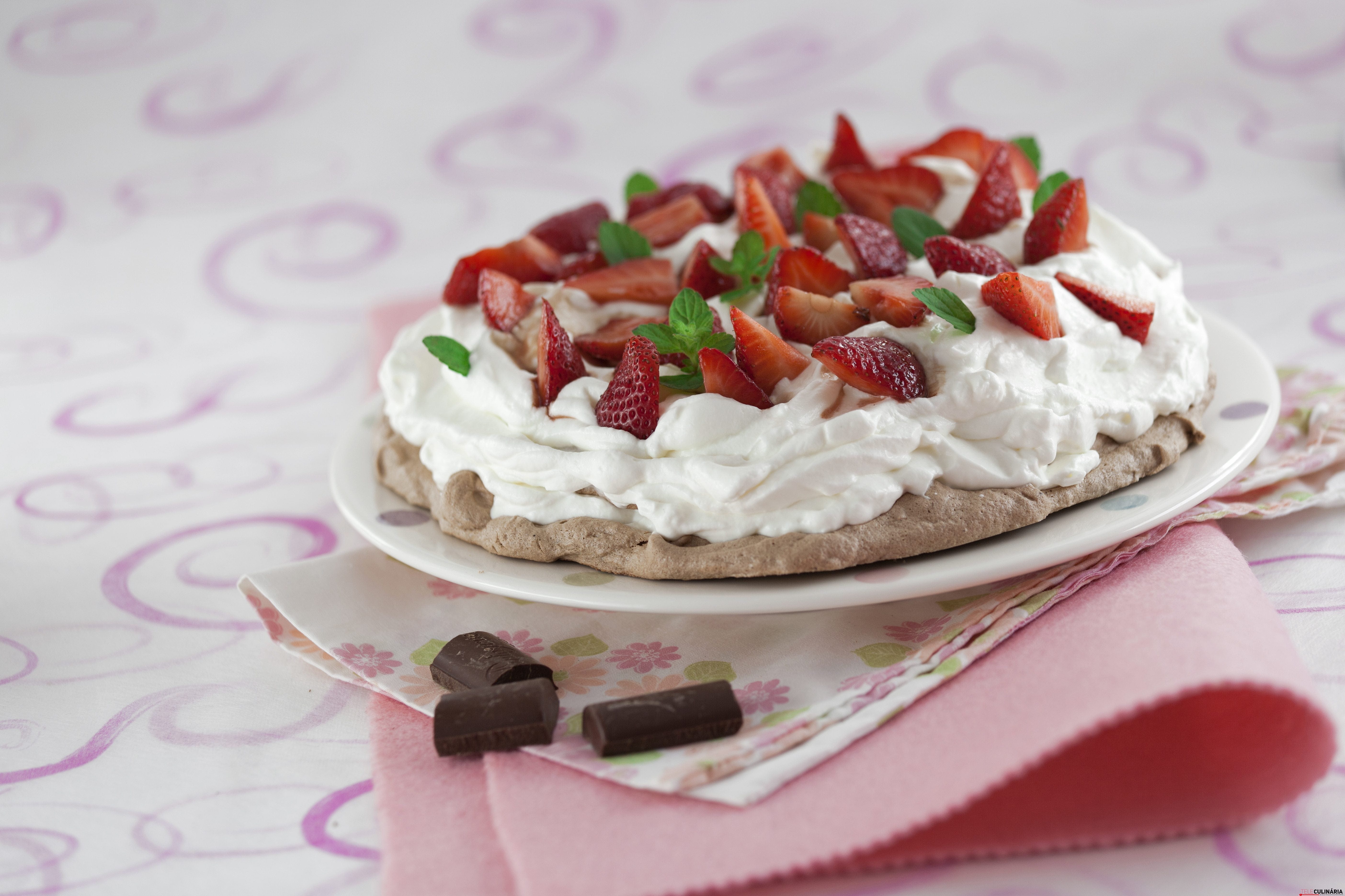 Pavlova de Chocolate com Morangos