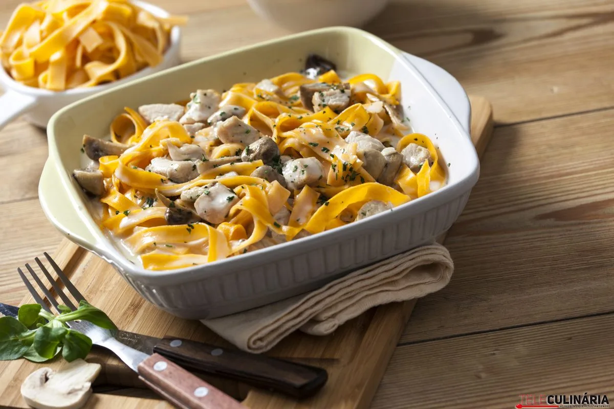 Talharim de tomate gratinado e frango