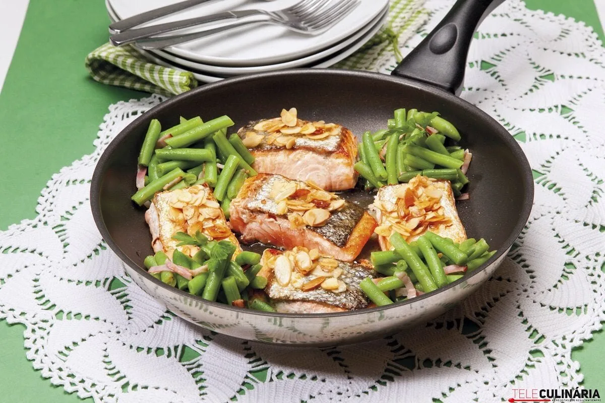 Salmão com amêndoas