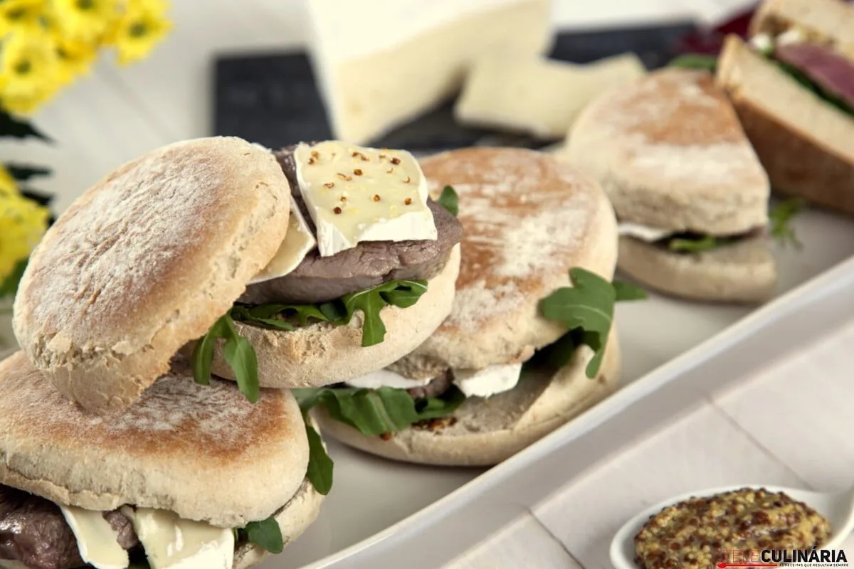 Pregos em bolo do caco com queijo brie