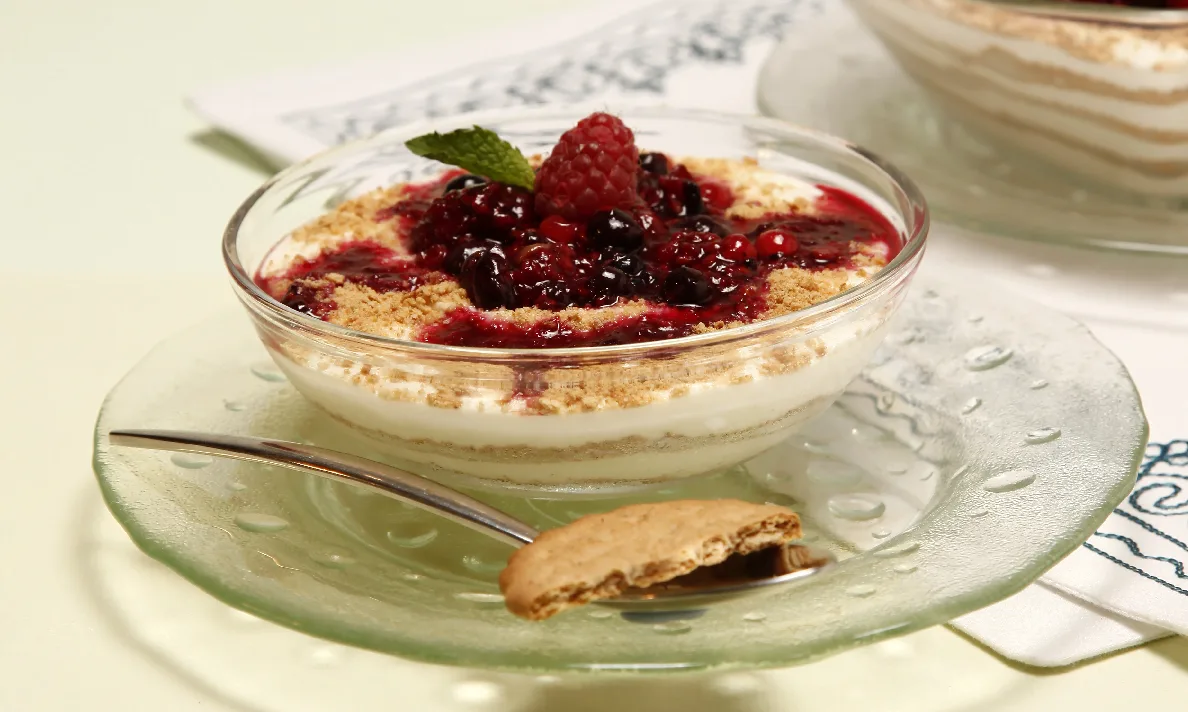 sobremesa de requeijão com frutos vermelhos