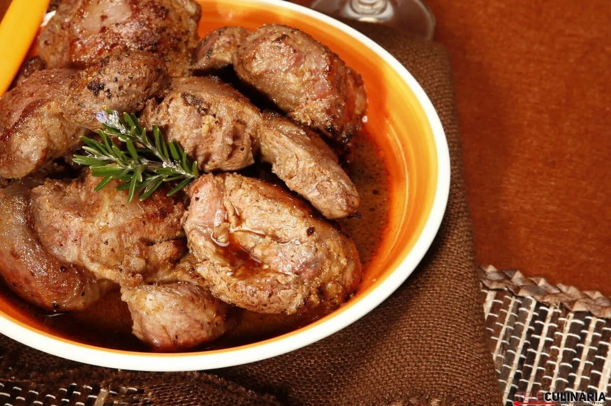 Bochechas de porco salteadas com cerveja e alecrim