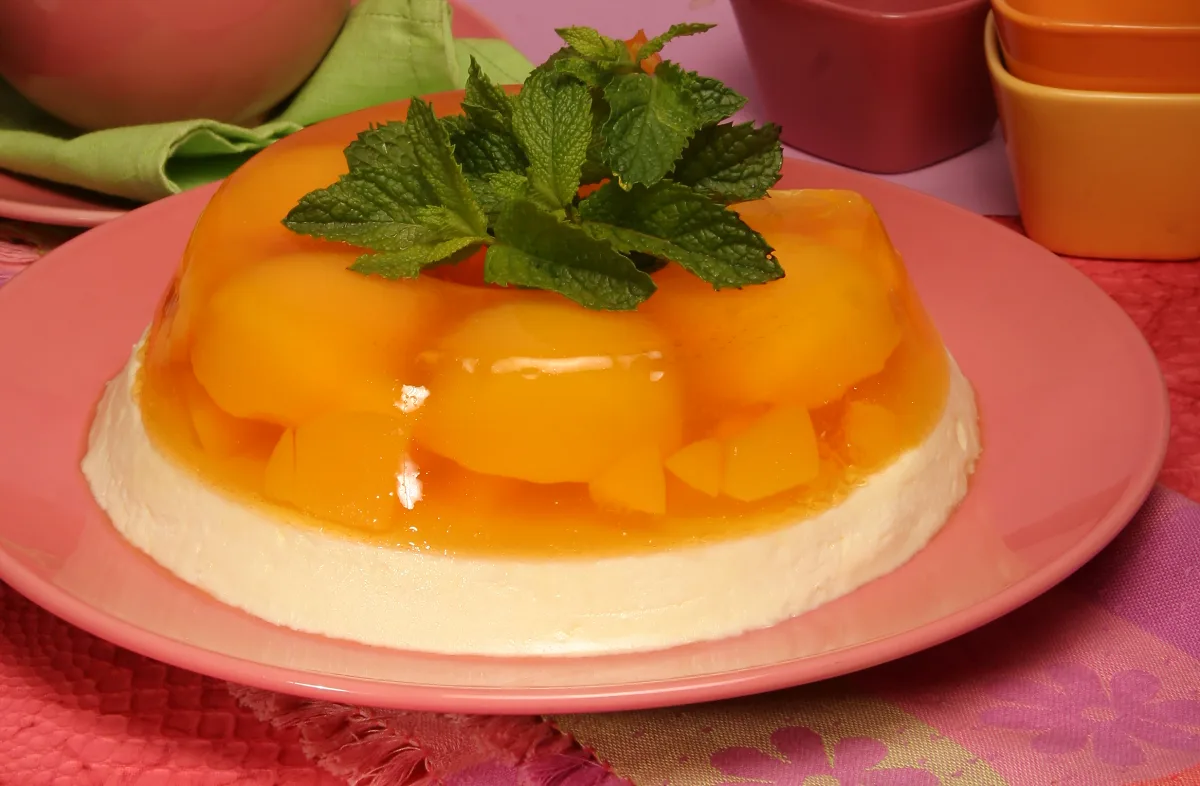gelatina de pêssego e natas