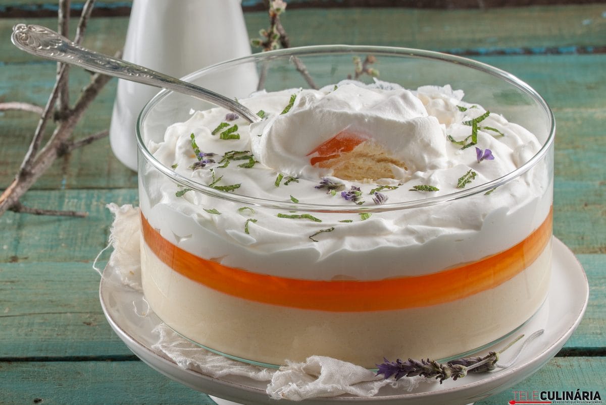 Mousse de pêssego com gelatina