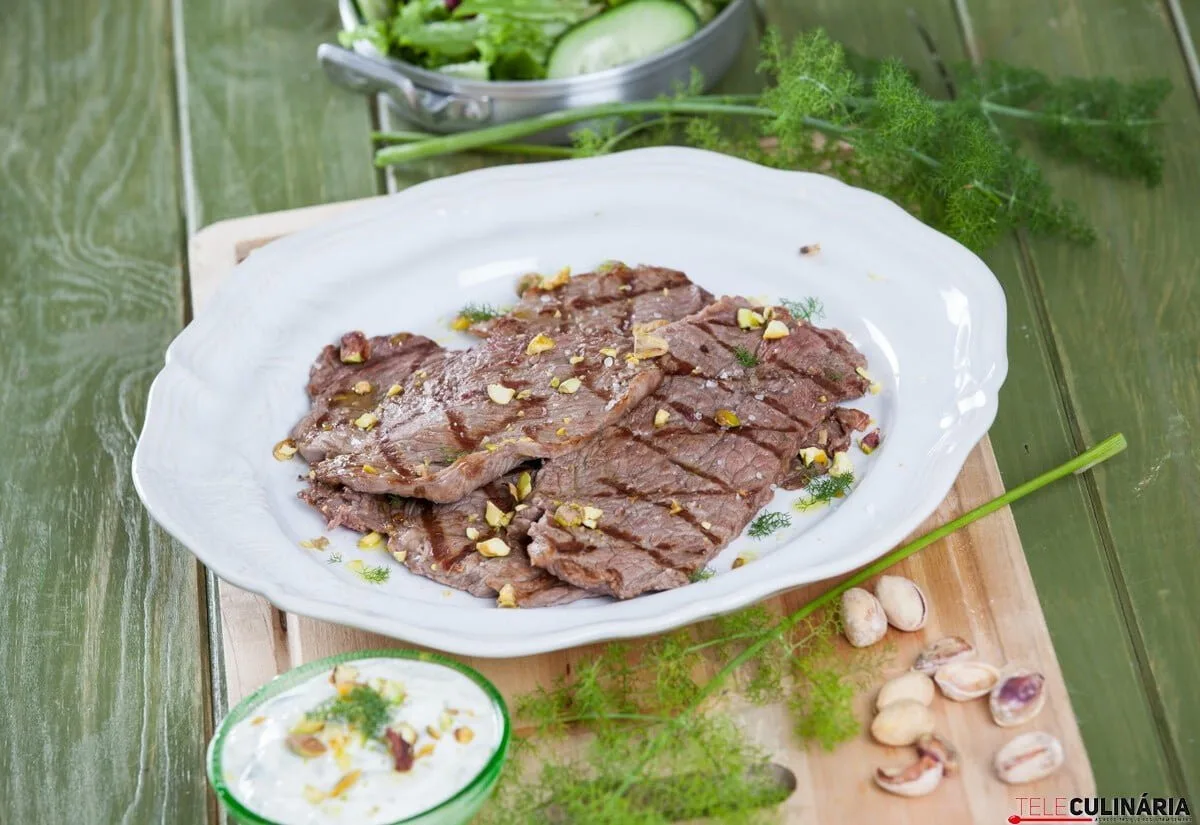 Bife grelhado com molho grego – receita rápida 20 minutos
