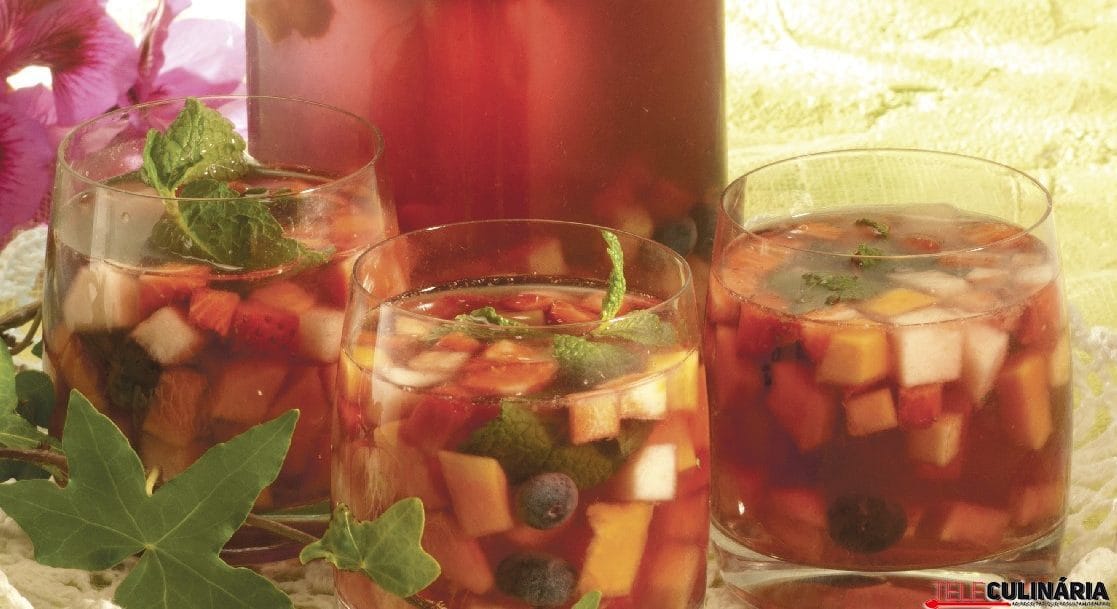 Sangria de ginja com frutos vermelhos