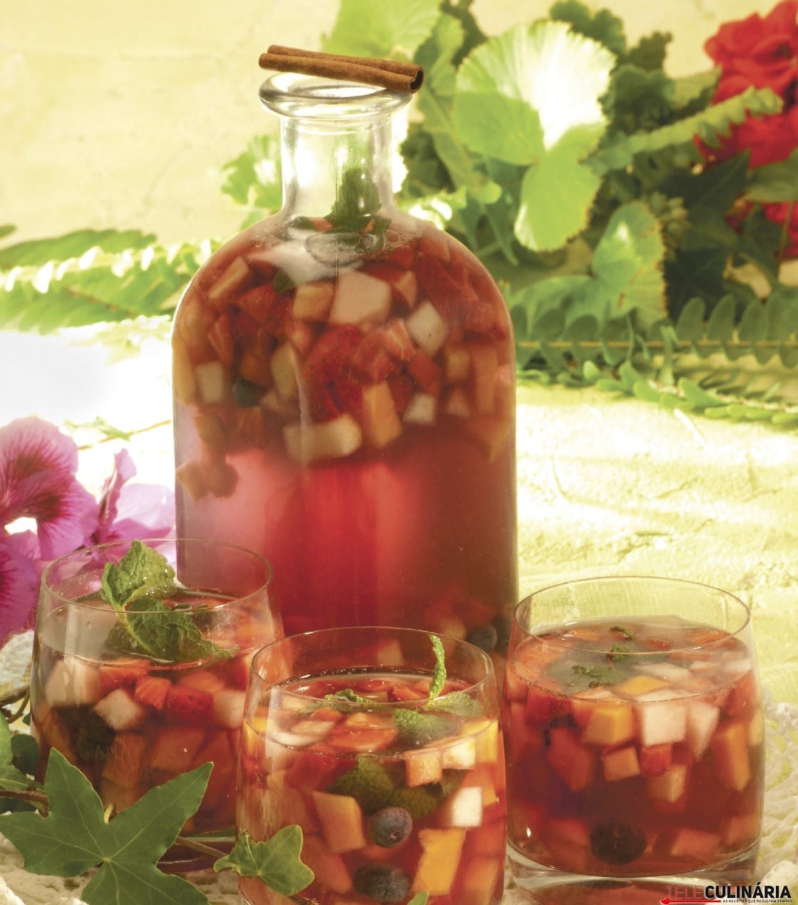 Sangria de ginja com frutos vermelhos
