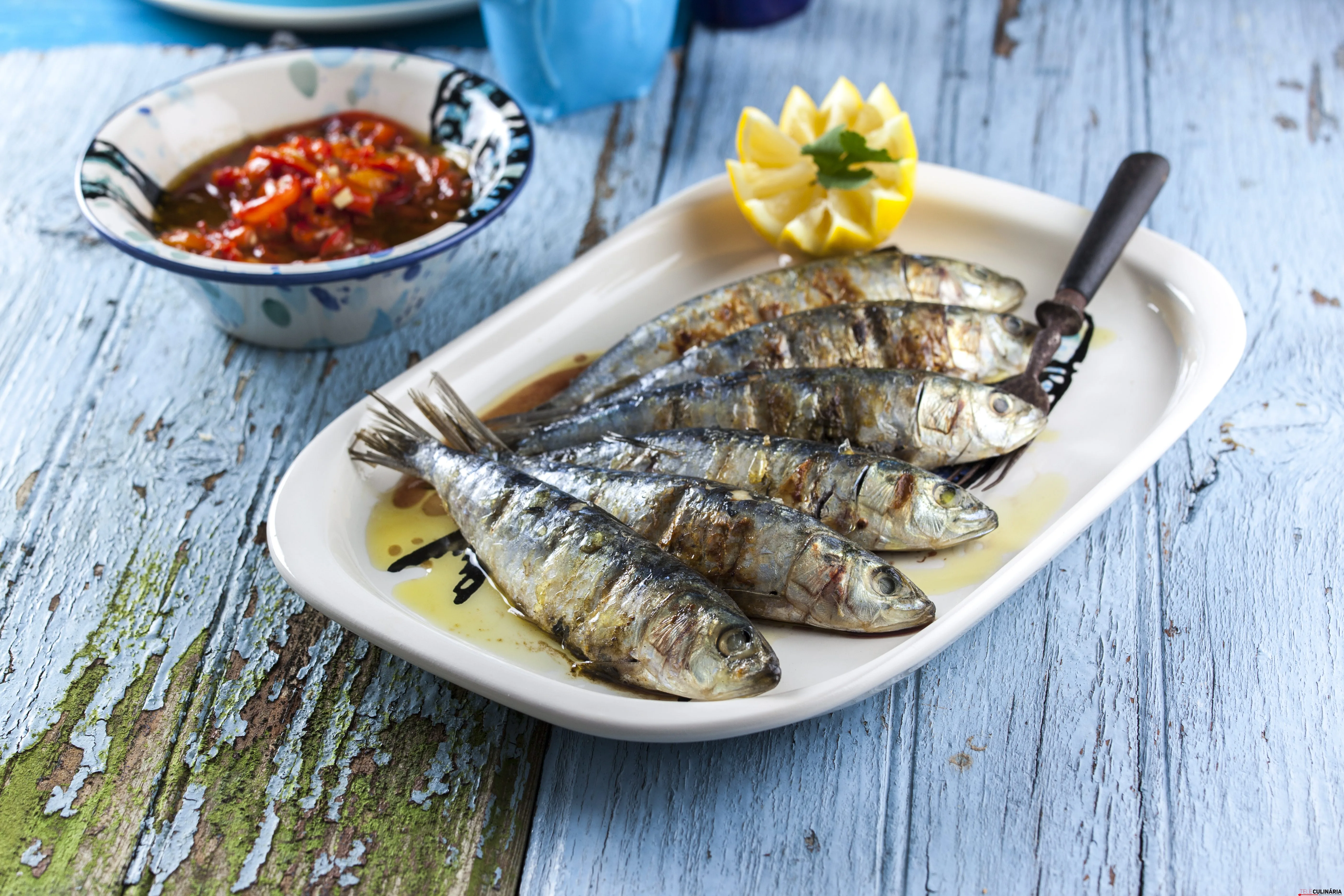 Sardinha assada com salada de pimentos