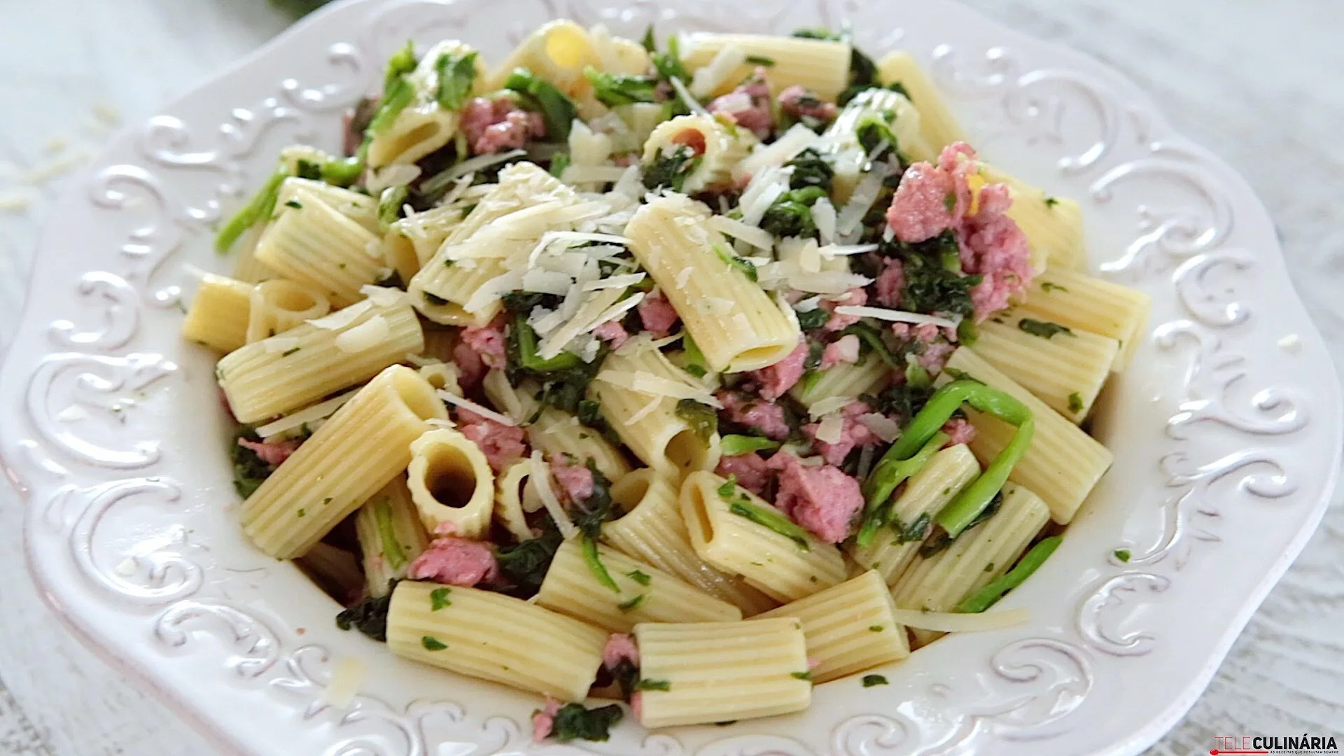 Macarrão com salsichas frescas