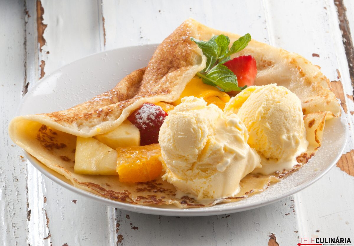 Crepes com fruta e gelado de baunilha