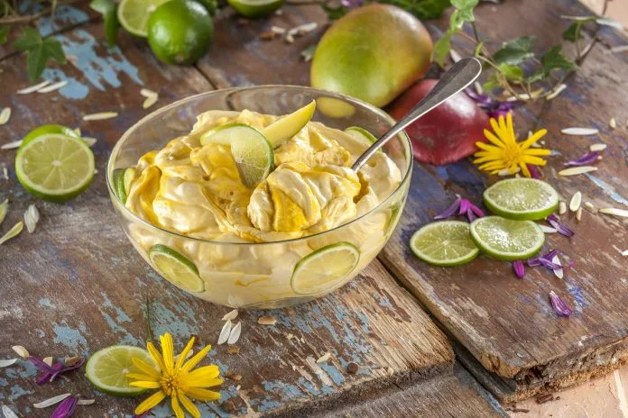 Mousse de manga e lima