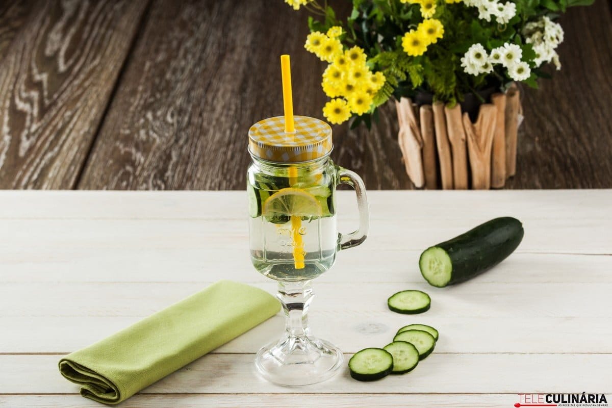 agua-aromatizada-com-pepino-1