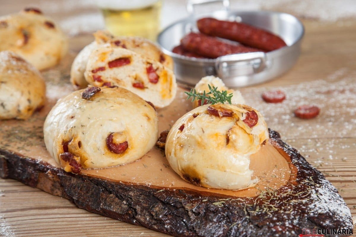 Pãezinhos de cerveja com linguiça