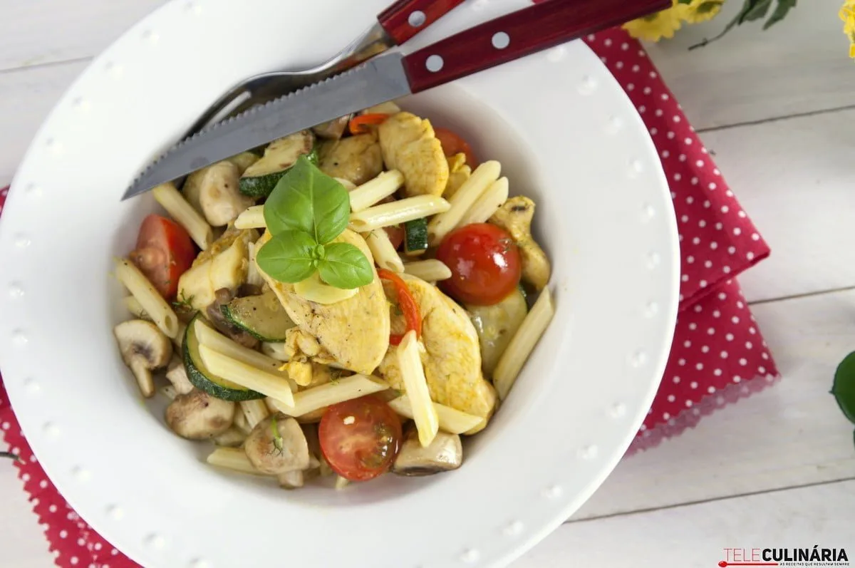 Penne salteado com frango, caril e legumes