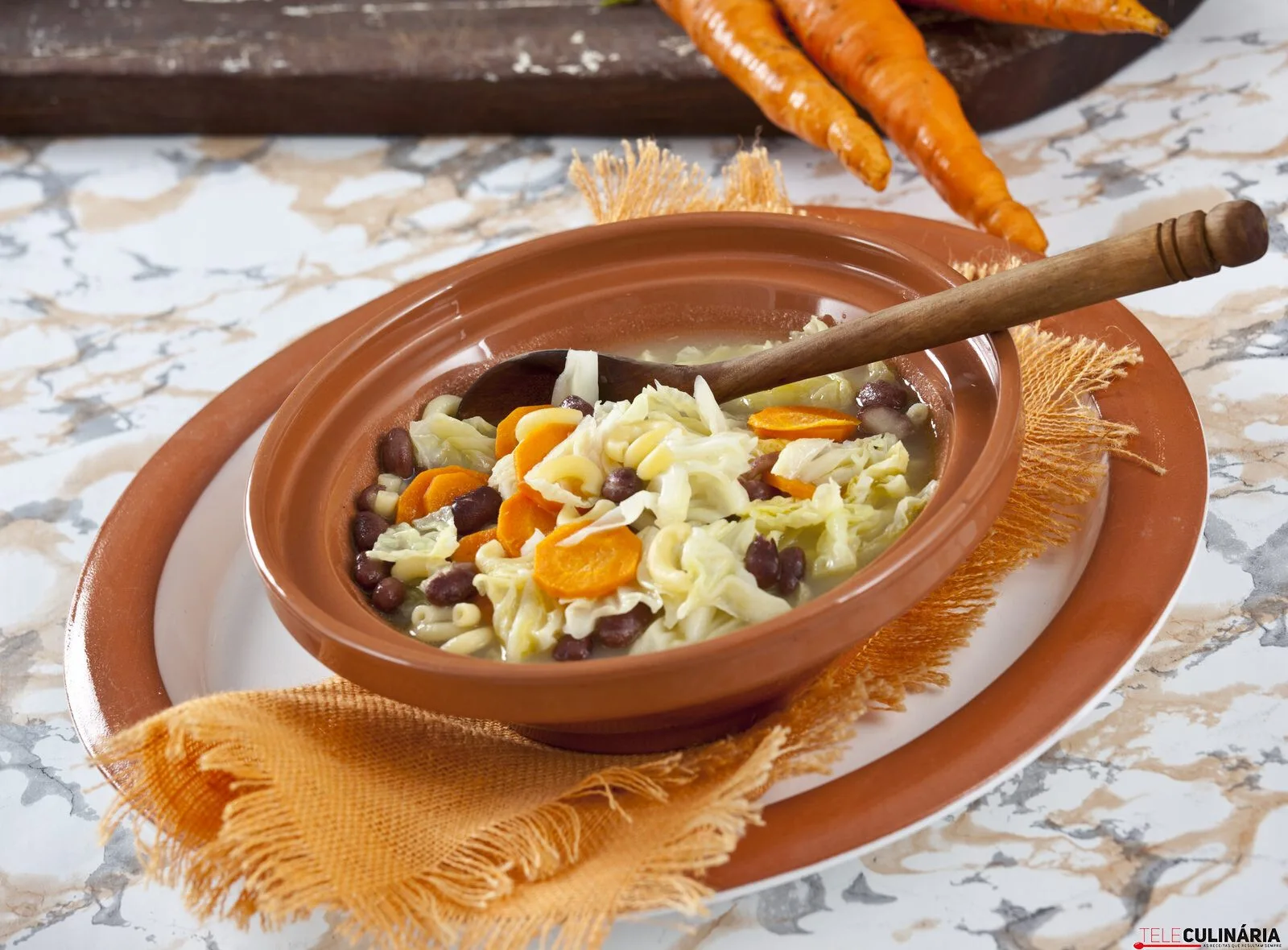 Sopa de feijão com lombardo e massinha