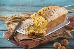 Bolo de cenoura e noz