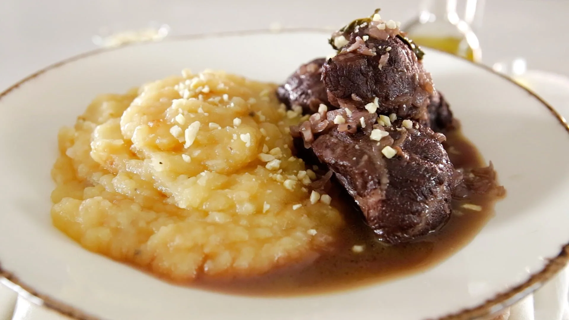 Bochechas de porco com puré de maçã