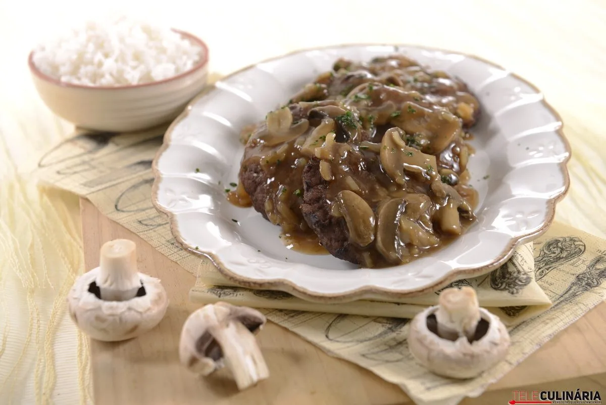 Hambúrgueres no forno com molho de cogumelos