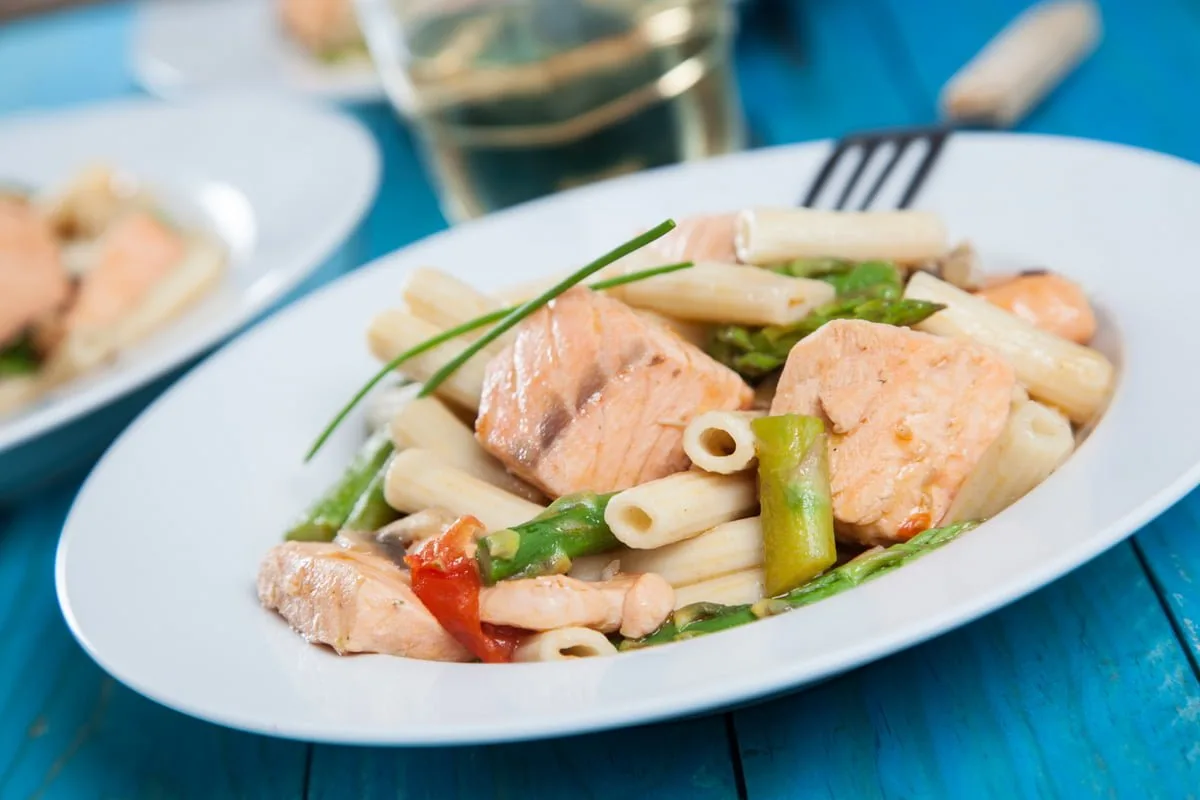 salmão salteada com massa penne