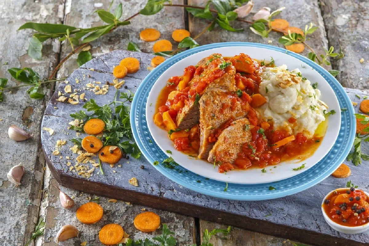 Carne de vaca estufada com puré de batata