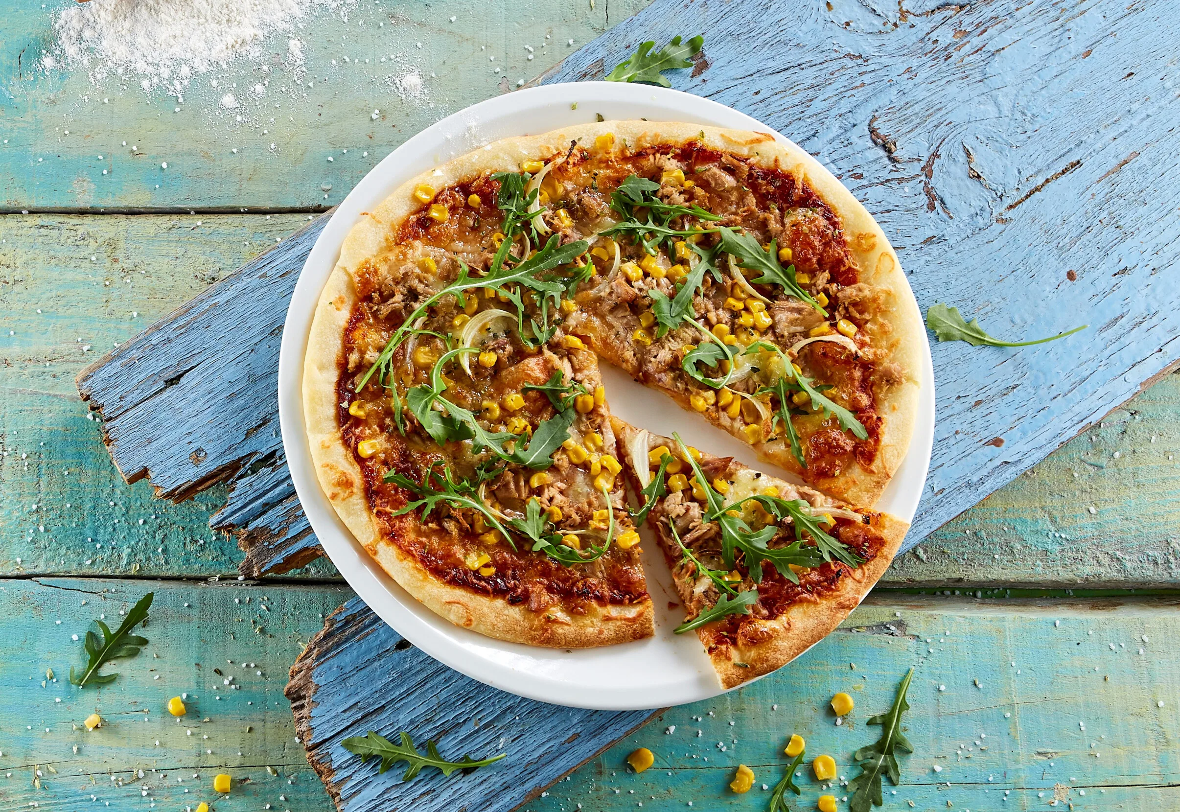 Pizza de atum com cebola e milho