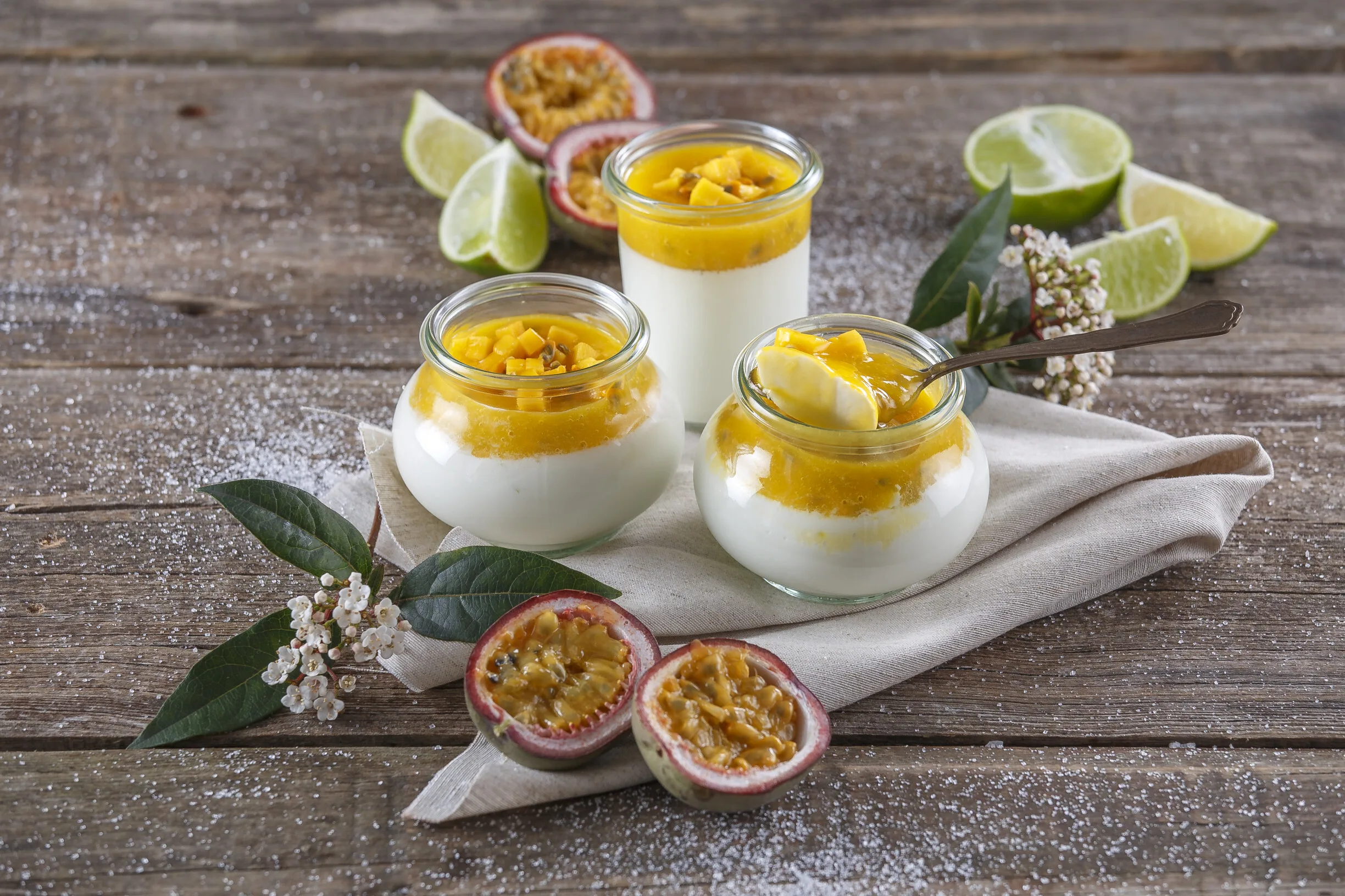 Panacota de coco com coulis de manga e maracujá