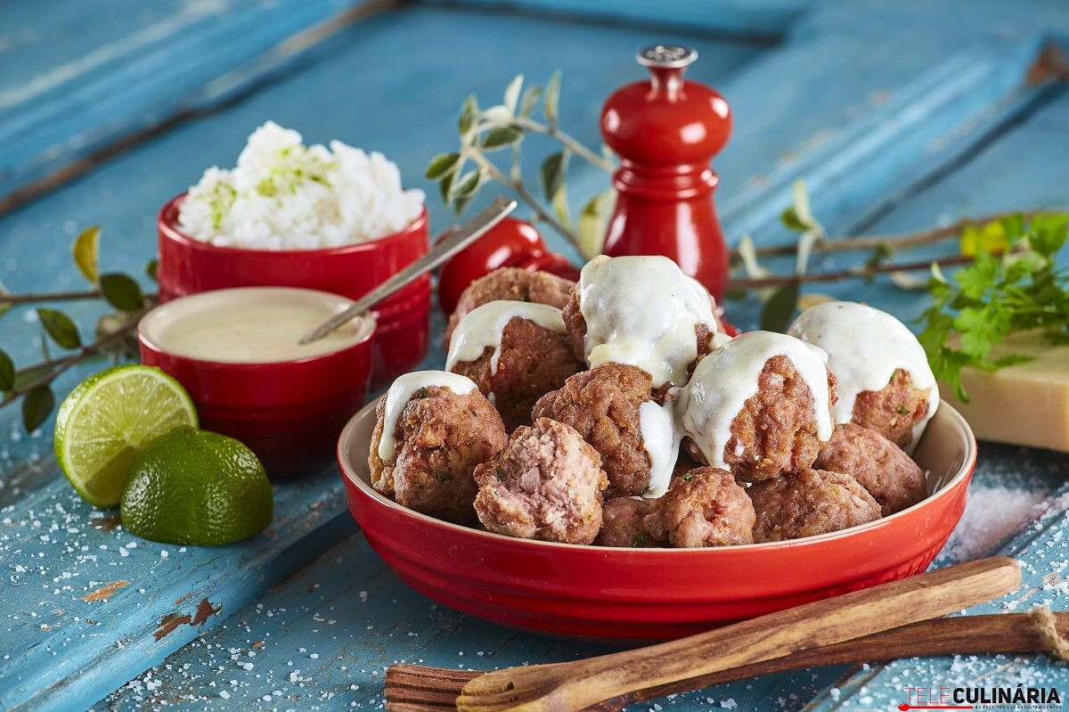 Almôndegas com molho de iogurte e arroz de lima