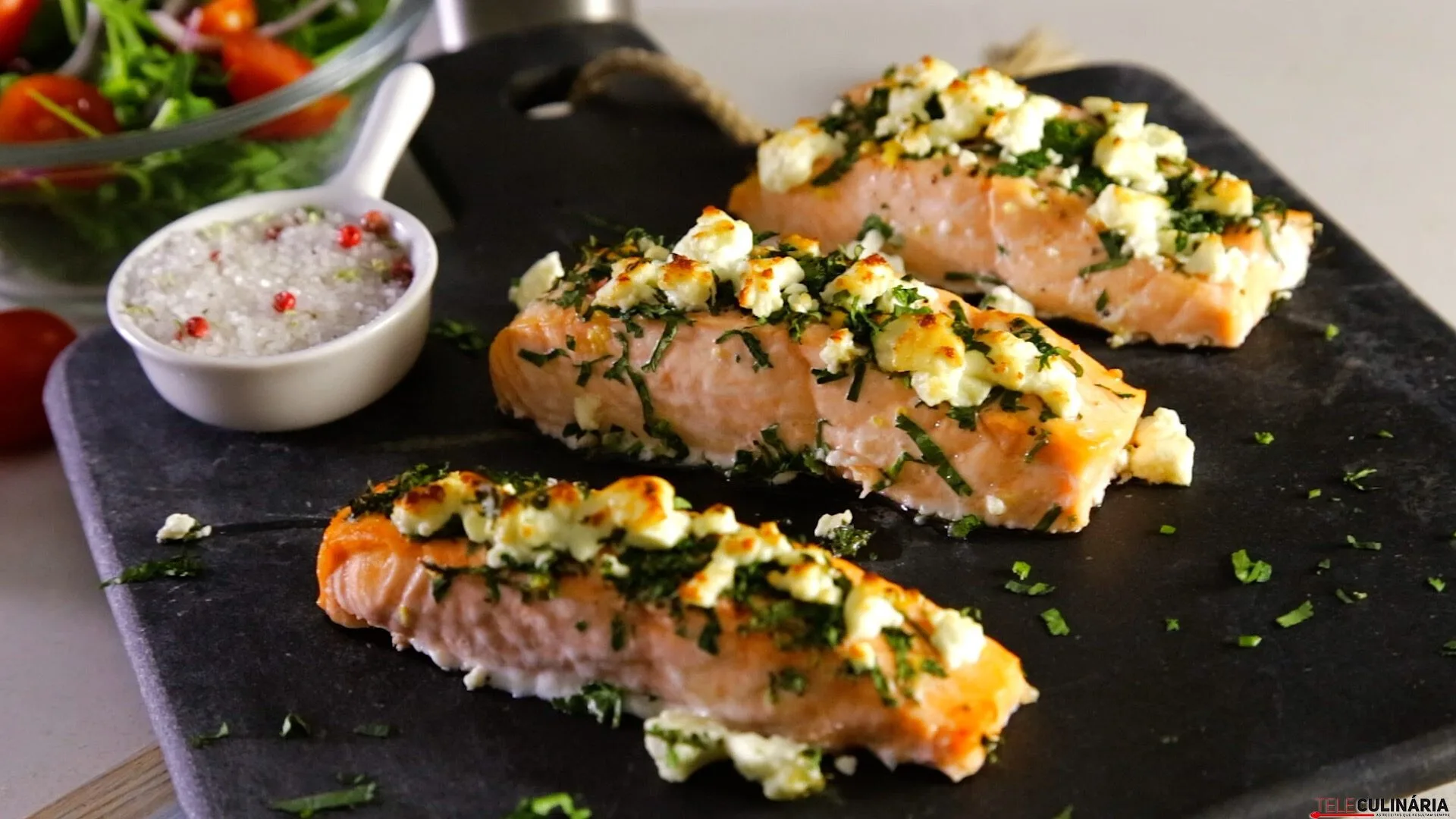 Salmão com crosta de ervas e queijo feta