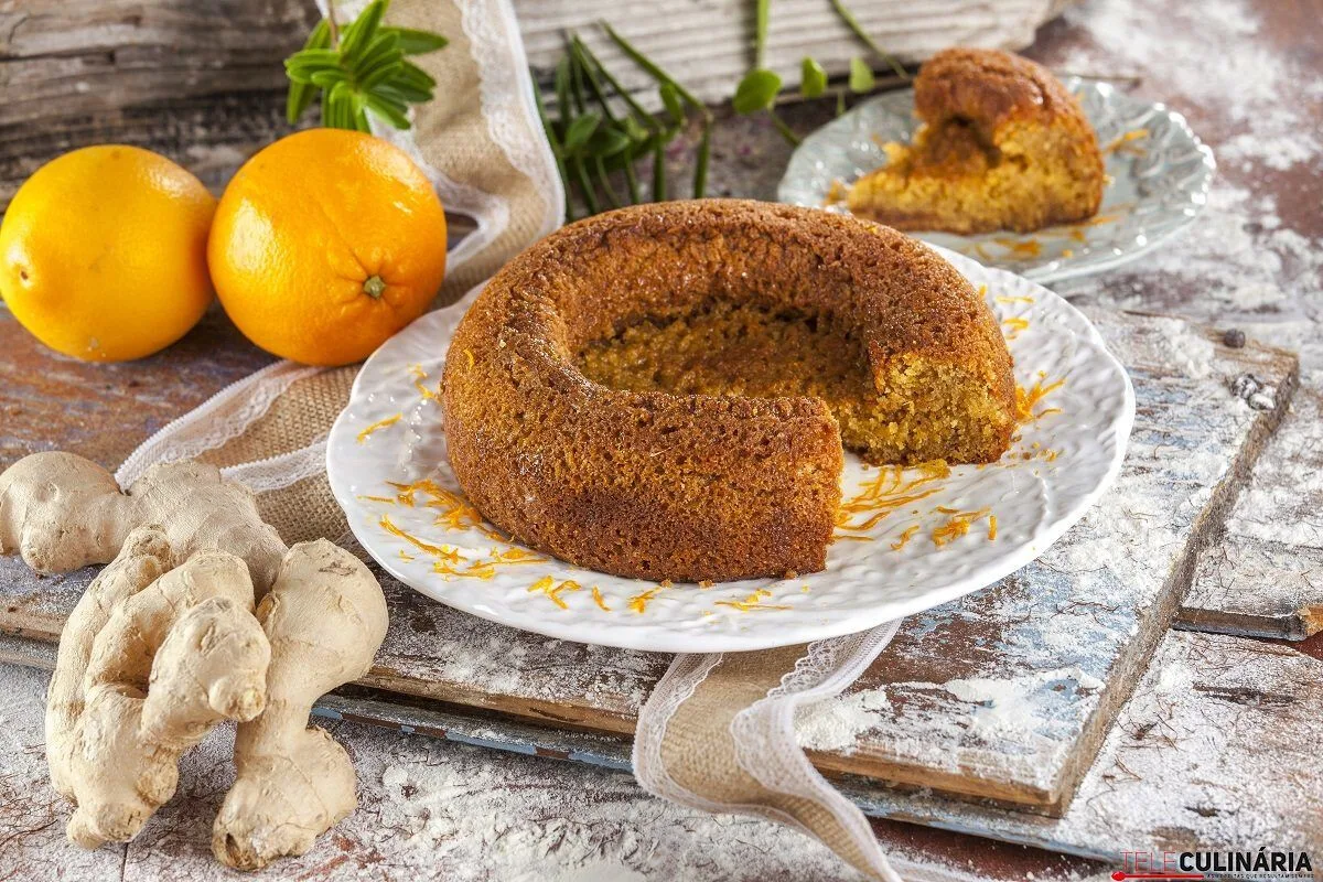 Bolo de gengibre com calda de laranja