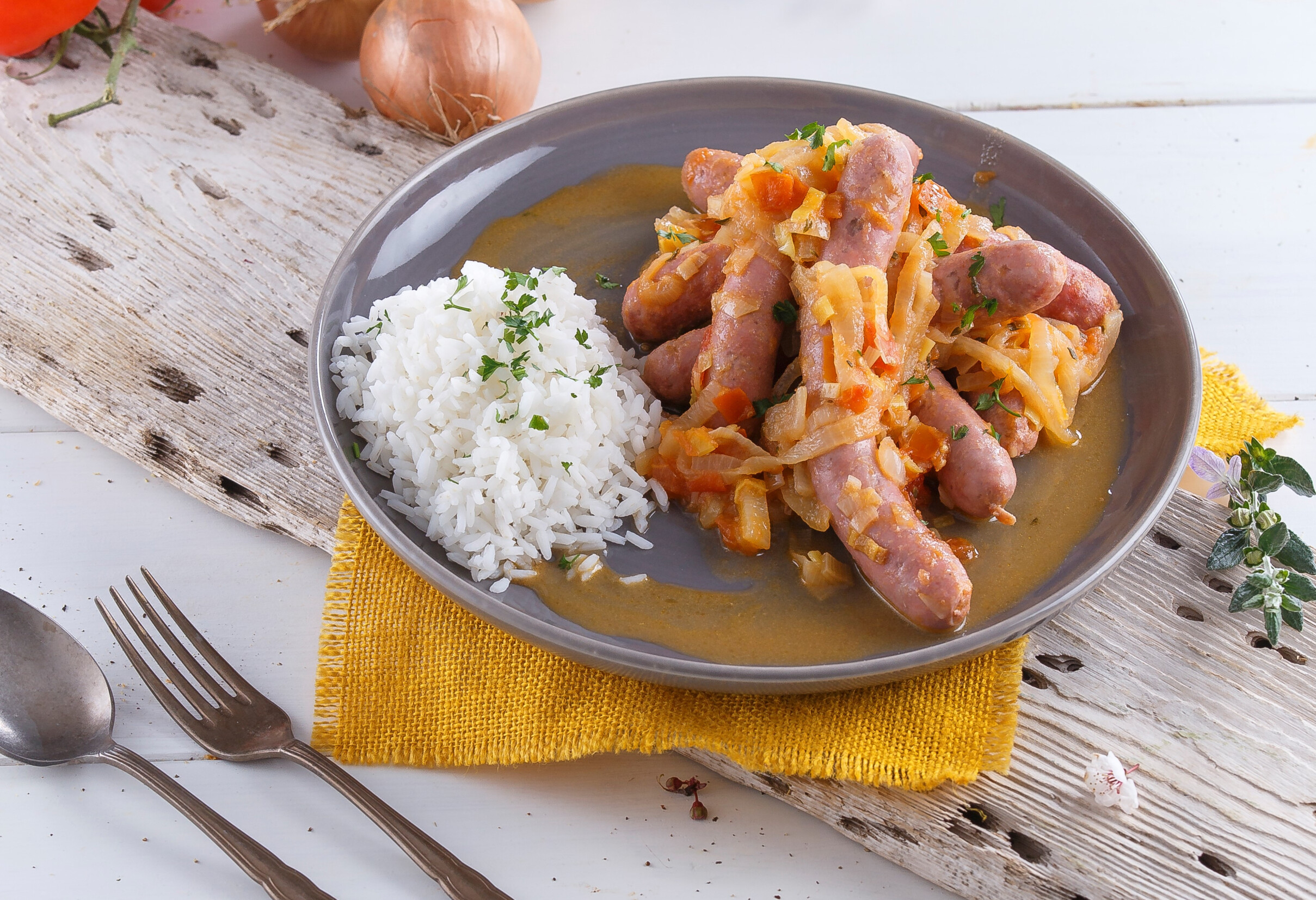 Cebolada de salsichas frescas de peru