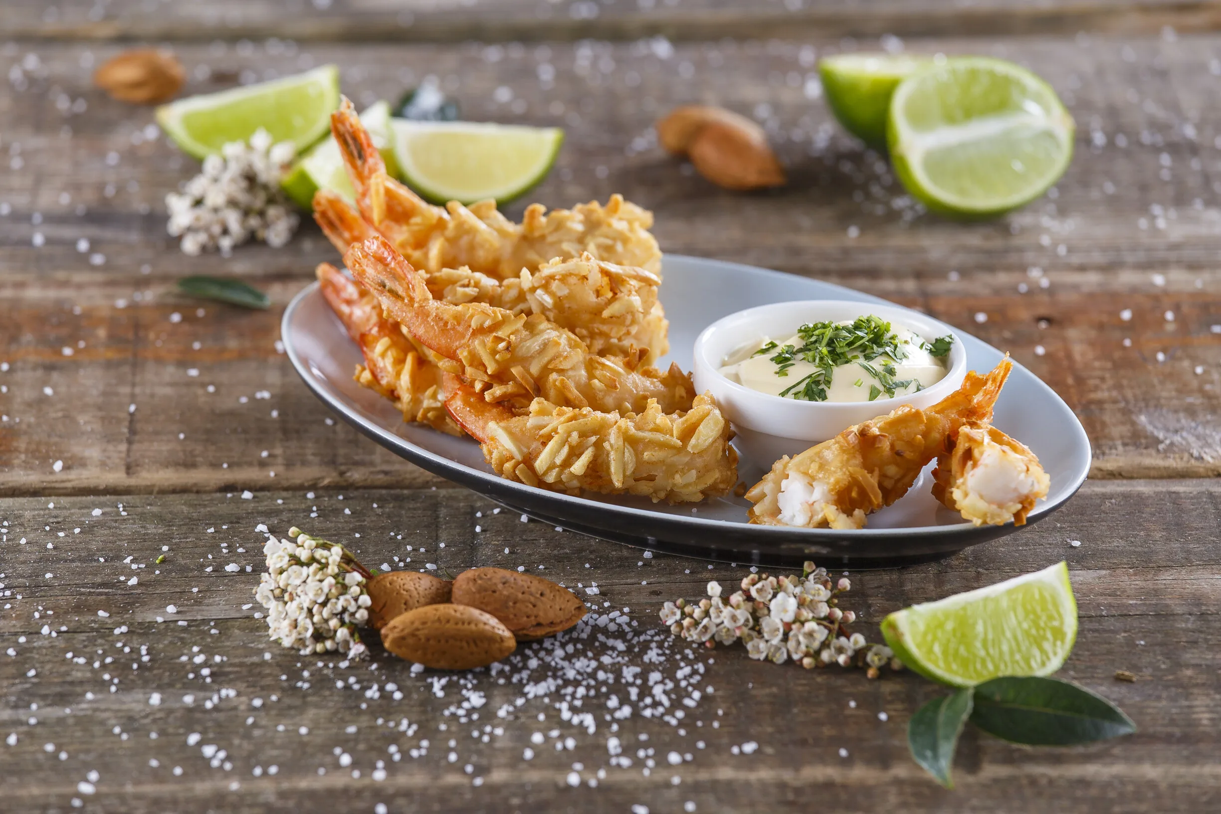 Camarões panados com amêndoa e aioli