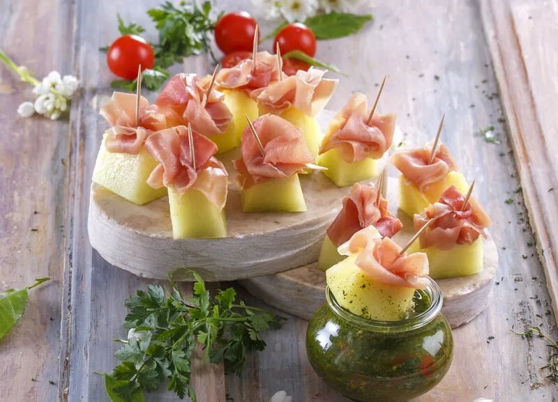 Melão com presunto e molho gremolata