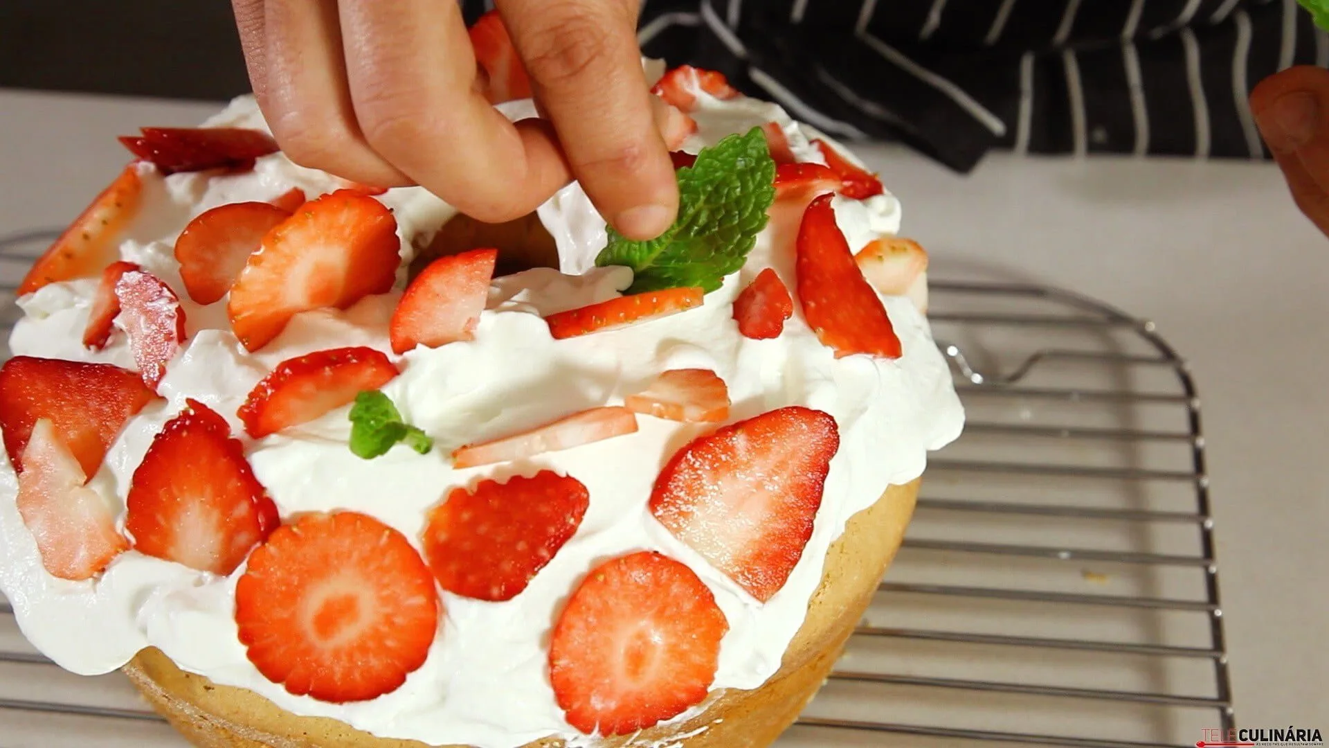 Bolo de frutos secos natas e morangos