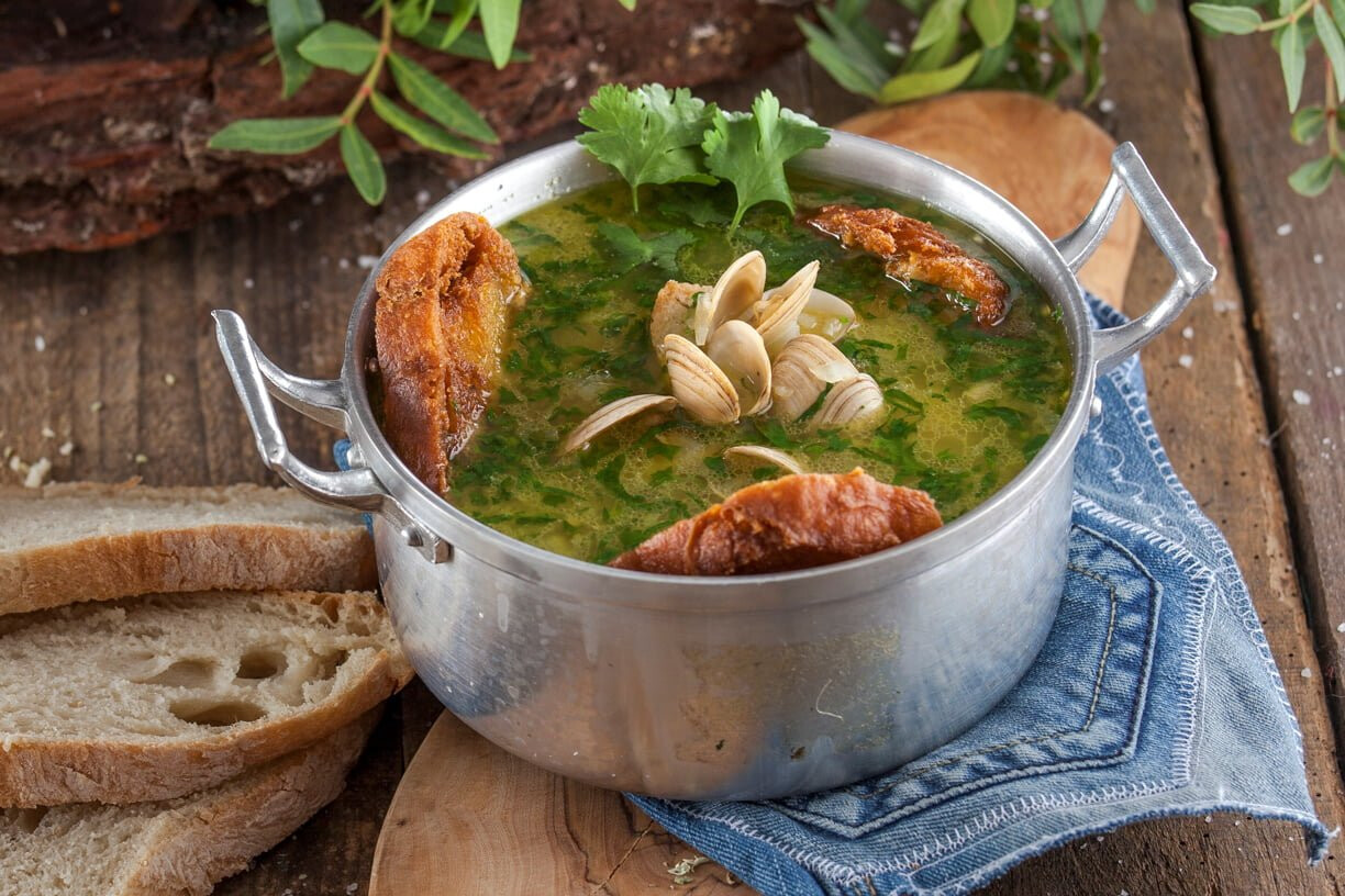 Sopa de amêijoas e coentros com pão