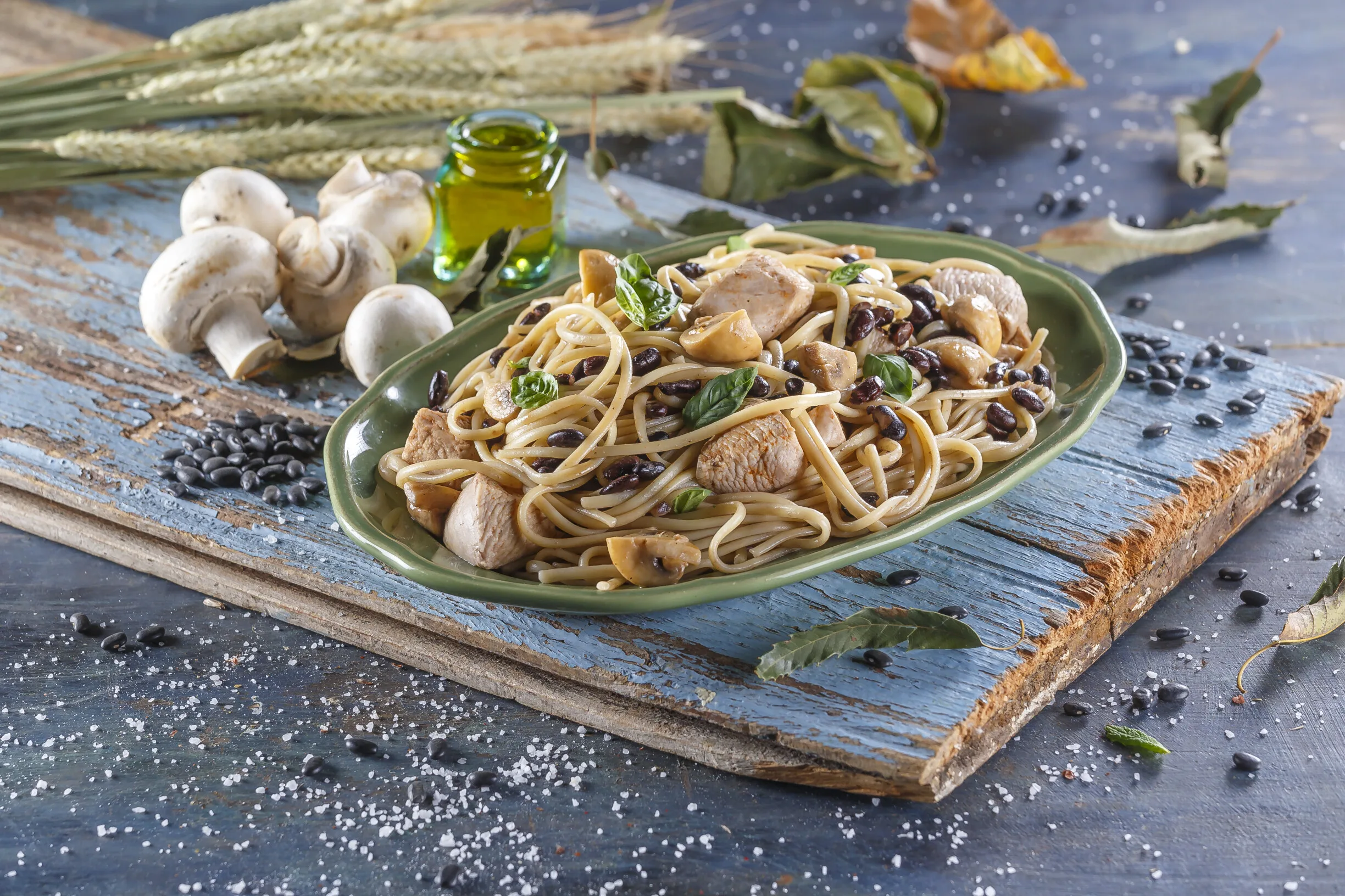 Linguine de frango e feijão preto