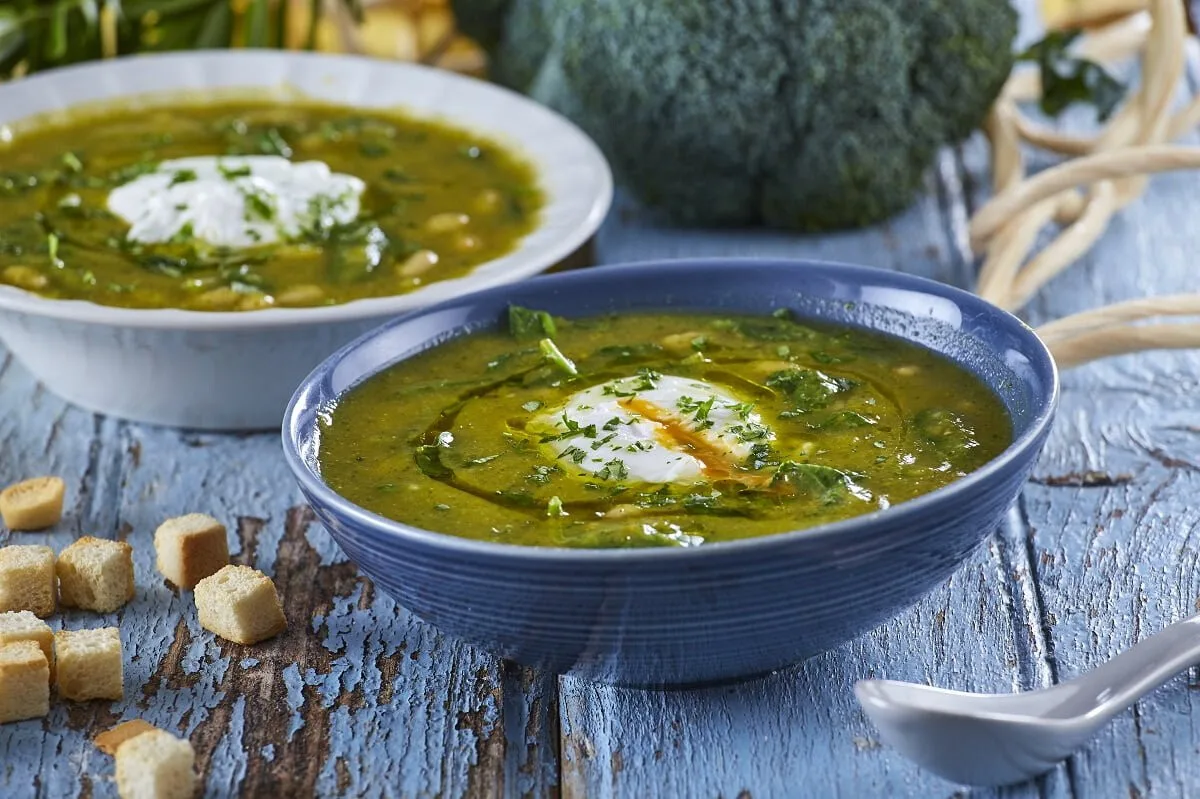 Creme de brócolos com ovo escalfado