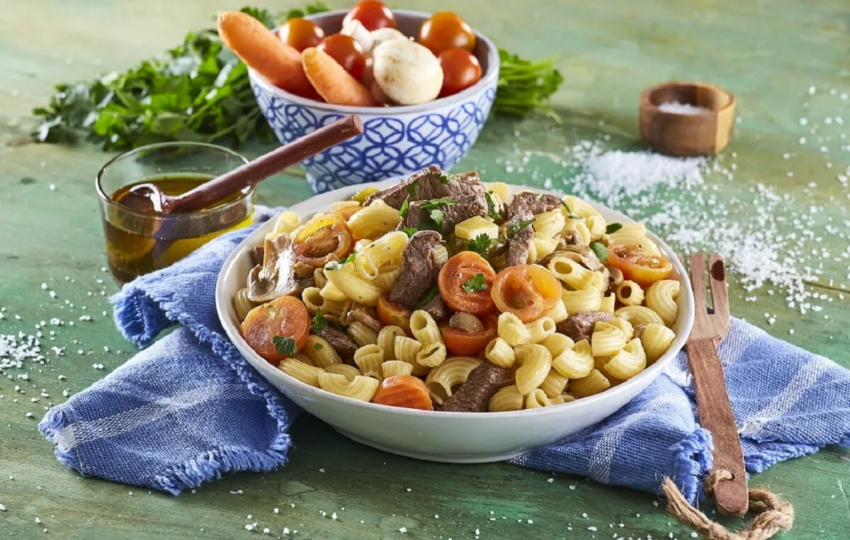 Salada de massa com tiras de novilho