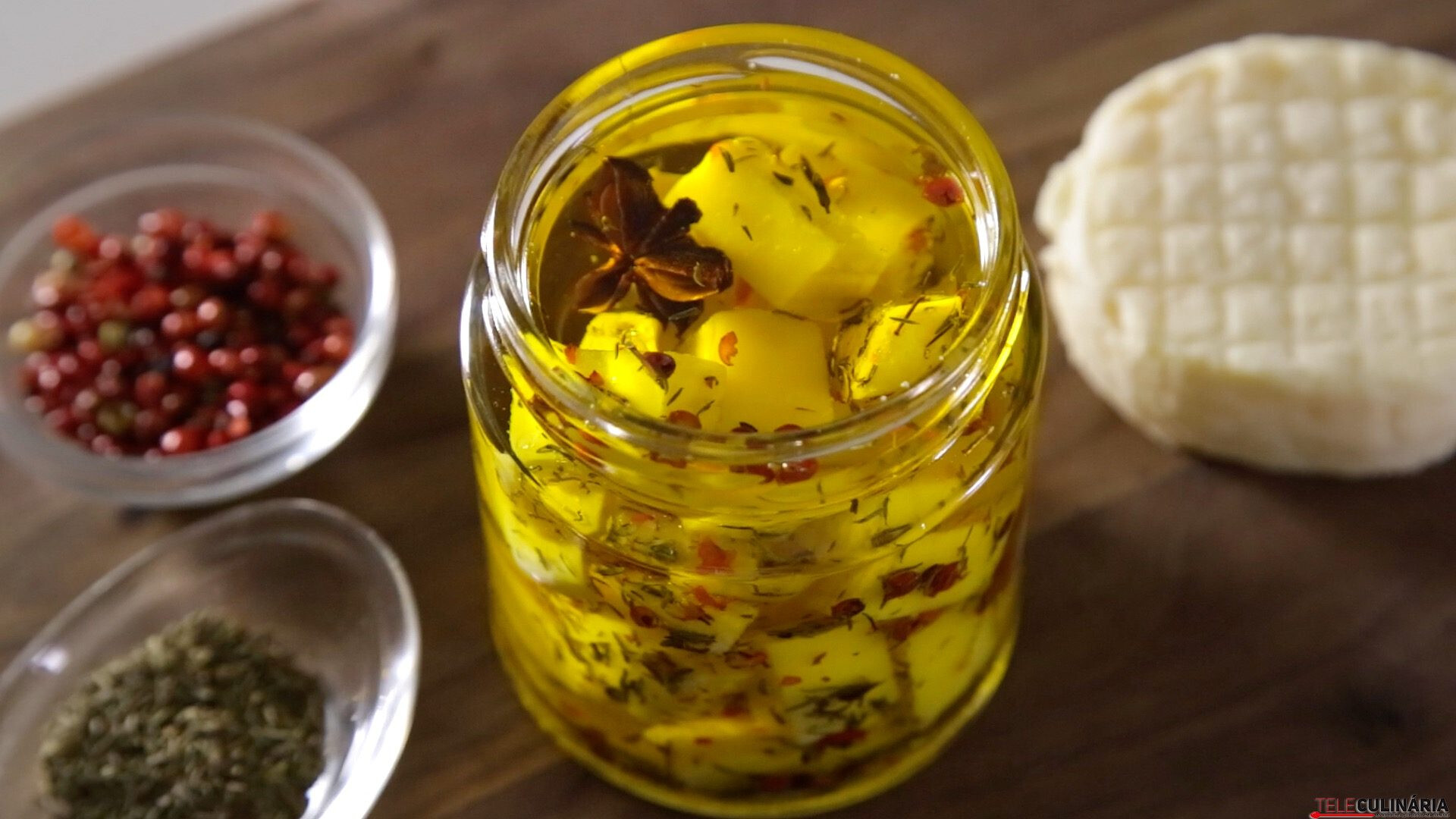 Queijo curado em azeite aromatizado