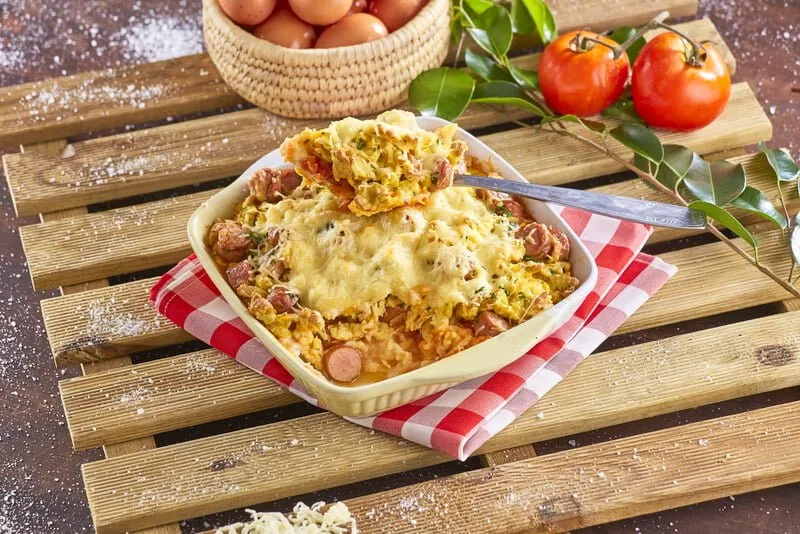 Empadão de salsichas com ovos mexidos