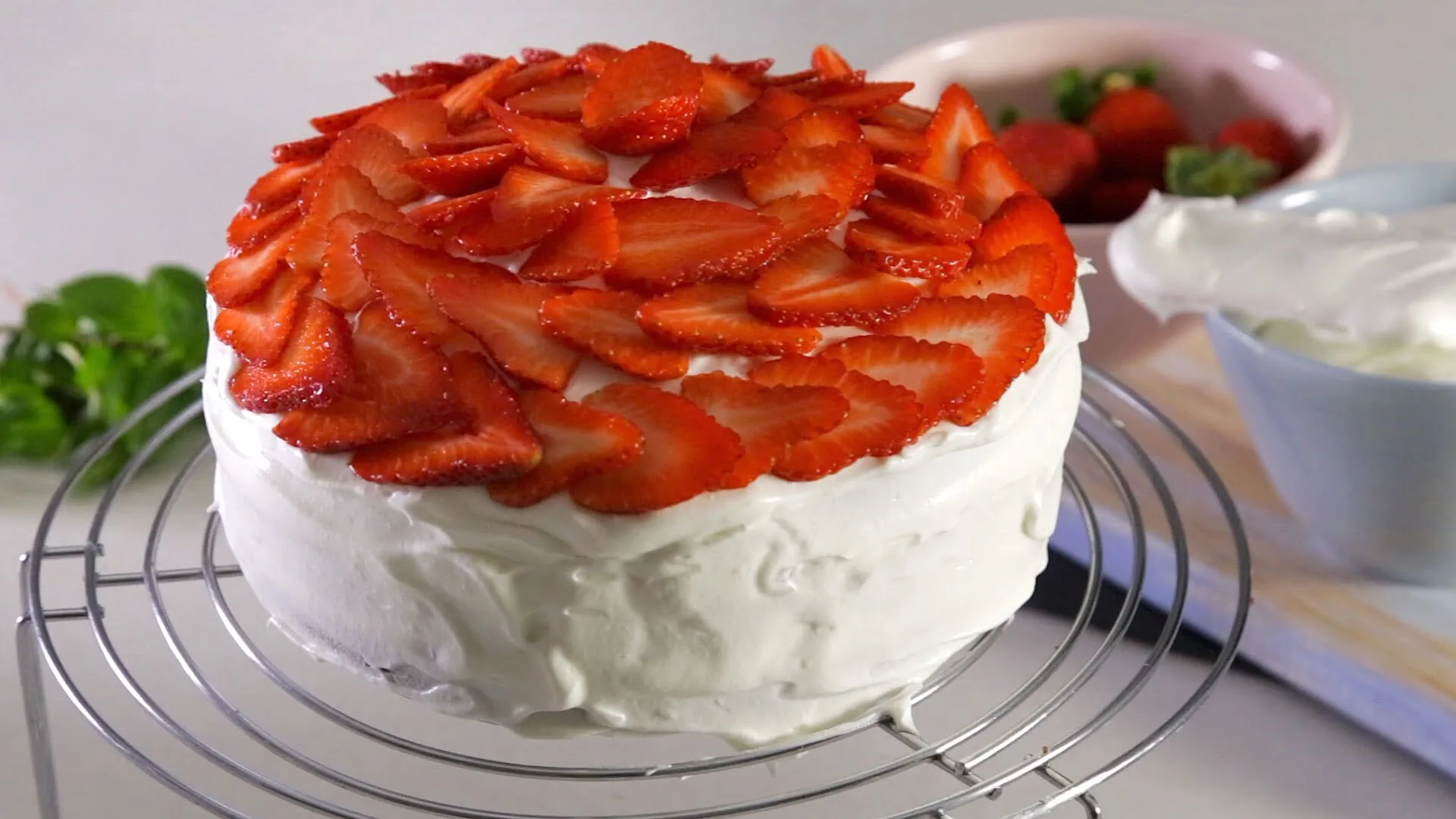 Bolo fresco recheado com morangos e chantilly