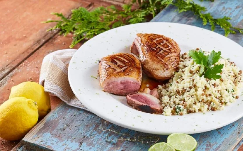 Magret de pato com cuscuz de lentilhas