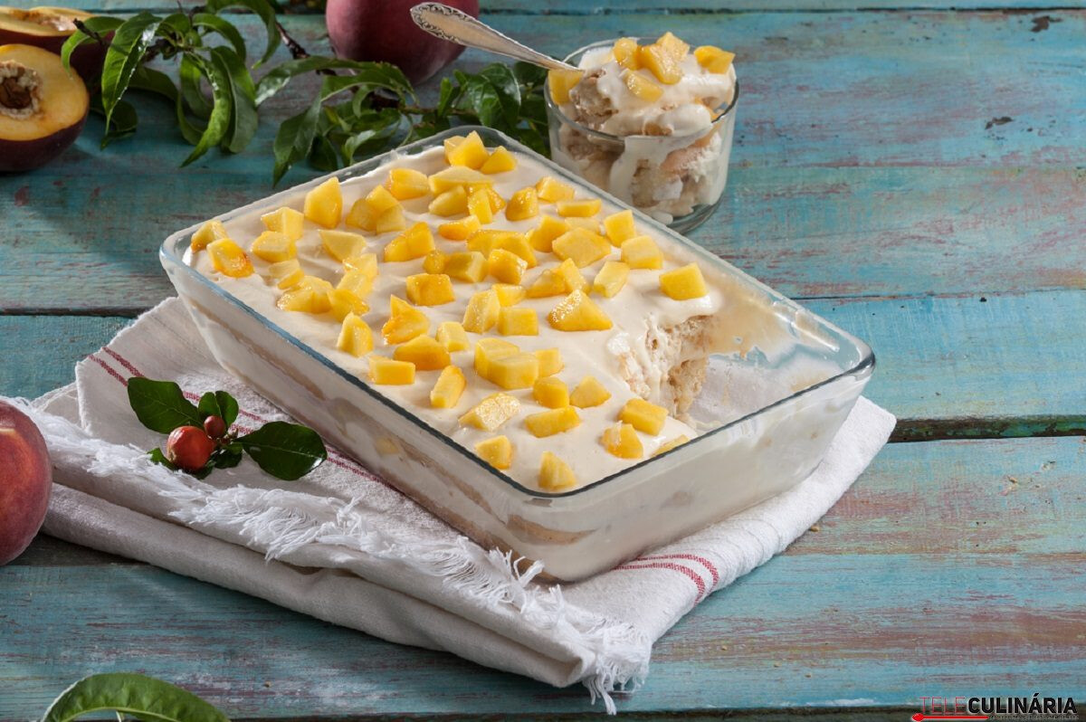 Pavê de pêssegos frescos