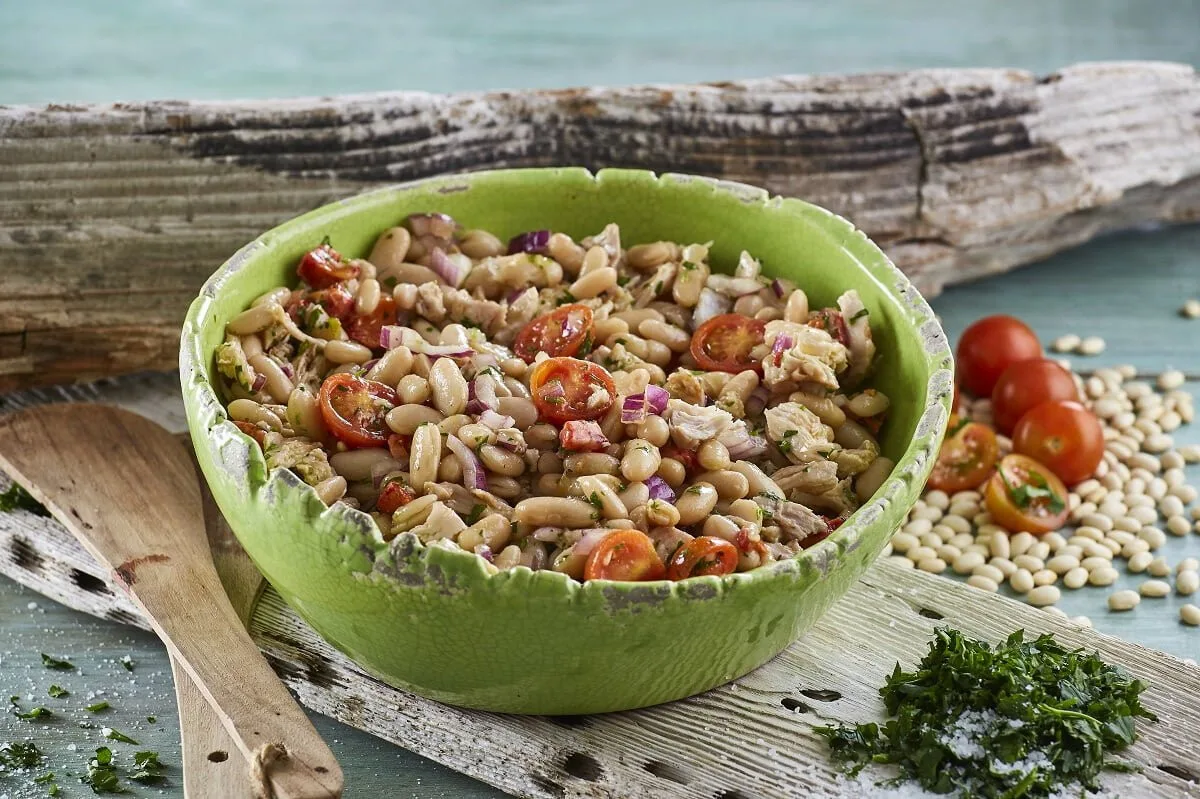 Salada de feijão branco com coelho e chouriço
