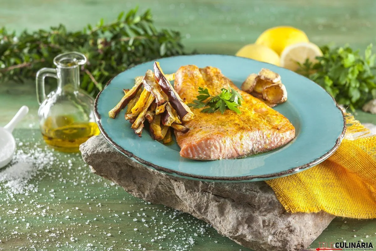 Salmão no forno com palitos de batata-doce