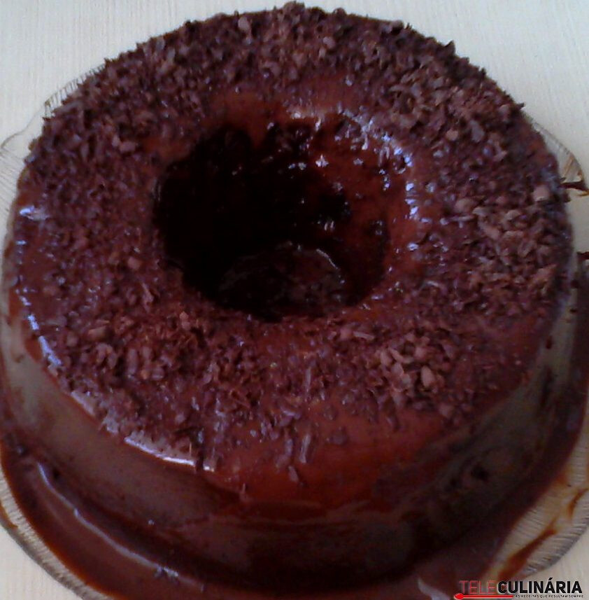 Bolo de chocolate com cobertura de chocolate